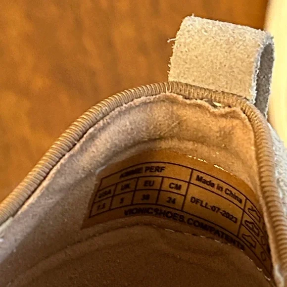 Vionic Beige Perforated Slip-On Shoes. Size 7.5 - Picture 3 of 9